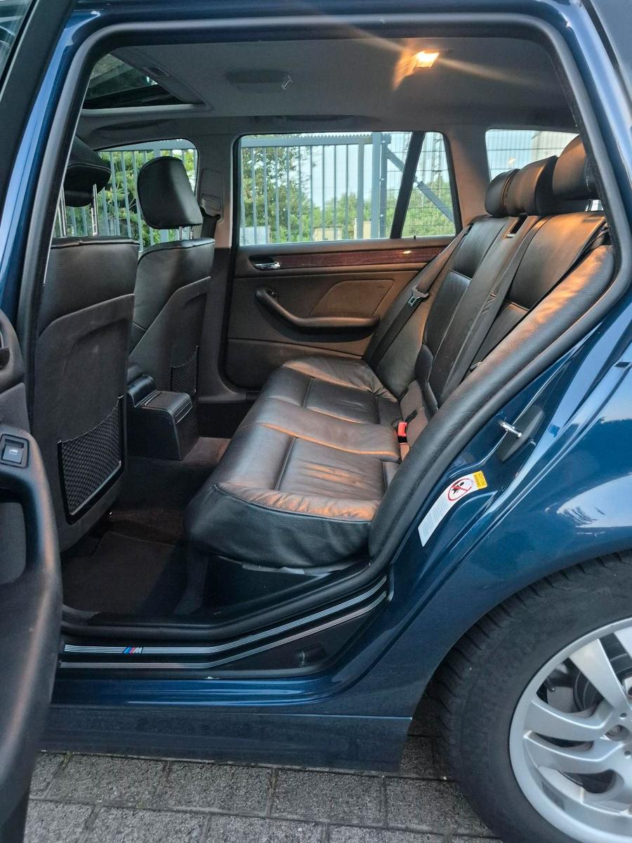 BMW 318 2004 — салон
