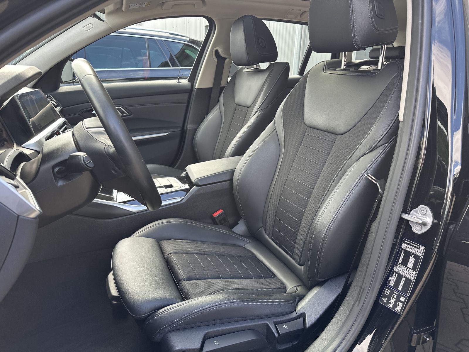 Fahrzeugabbildung BMW 320d Touring xDrive Sport-Line NAV+LED+AHK+PANO