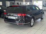 Volkswagen Passat Variant Elegance /RFK/ACC/Matrix/AHK - mit Diesel-Antrieb: Schwarz, Alcantara, Beheizbares Lenkrad, Kombi, mit Klimaautomatik