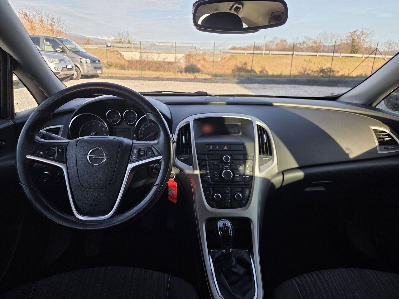 Opel Astra 2011 — photo 12