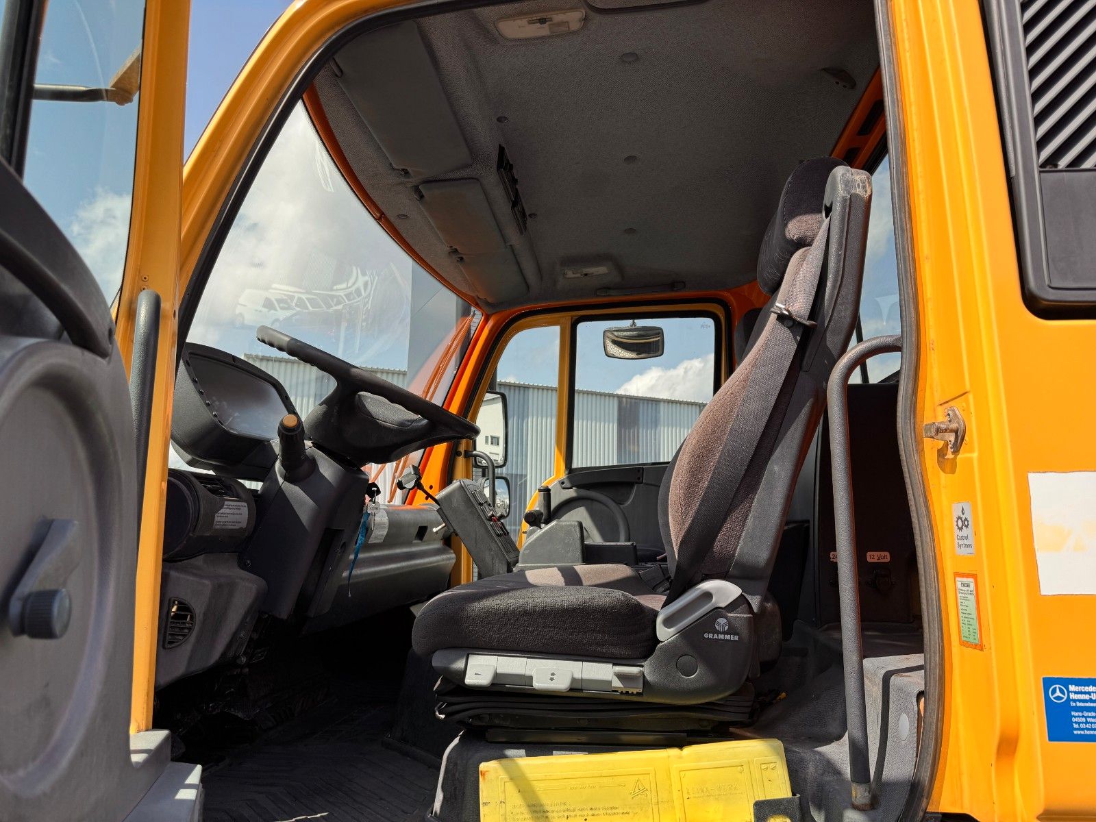 Fahrzeugabbildung Mercedes-Benz Unimog U300 4x4 Vario-Pilot