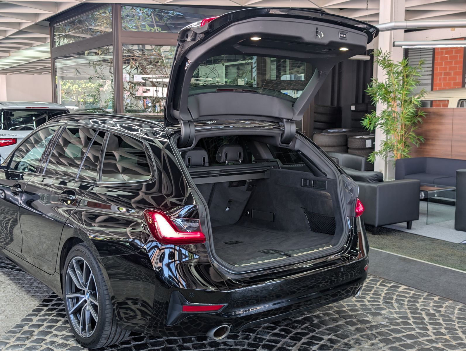 Fahrzeugabbildung BMW 320 i Sport Line Shadow H&K PANO ACC LEDER KAM