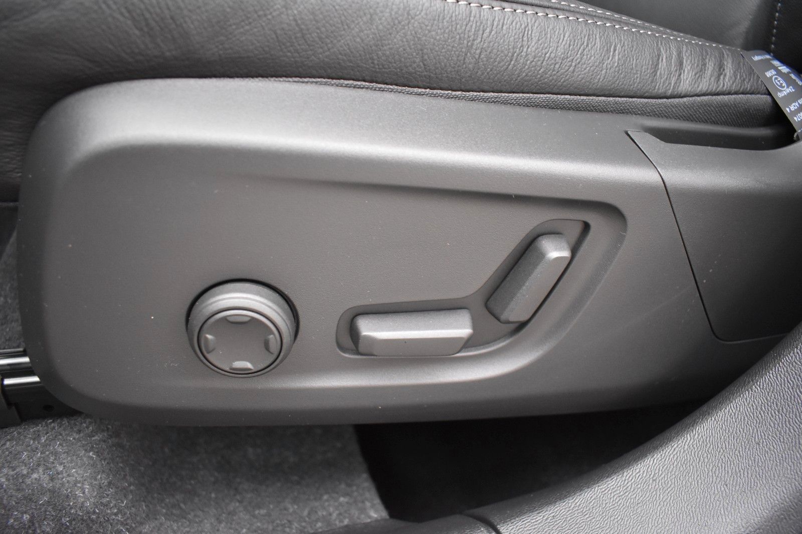 Fahrzeugabbildung Volvo XC40 T5 Recharge 2WD Plus Dark*RFK*H&K*ACC