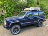 Jeep Cherokee XJ mit Dachzelt u Campingausstattung
