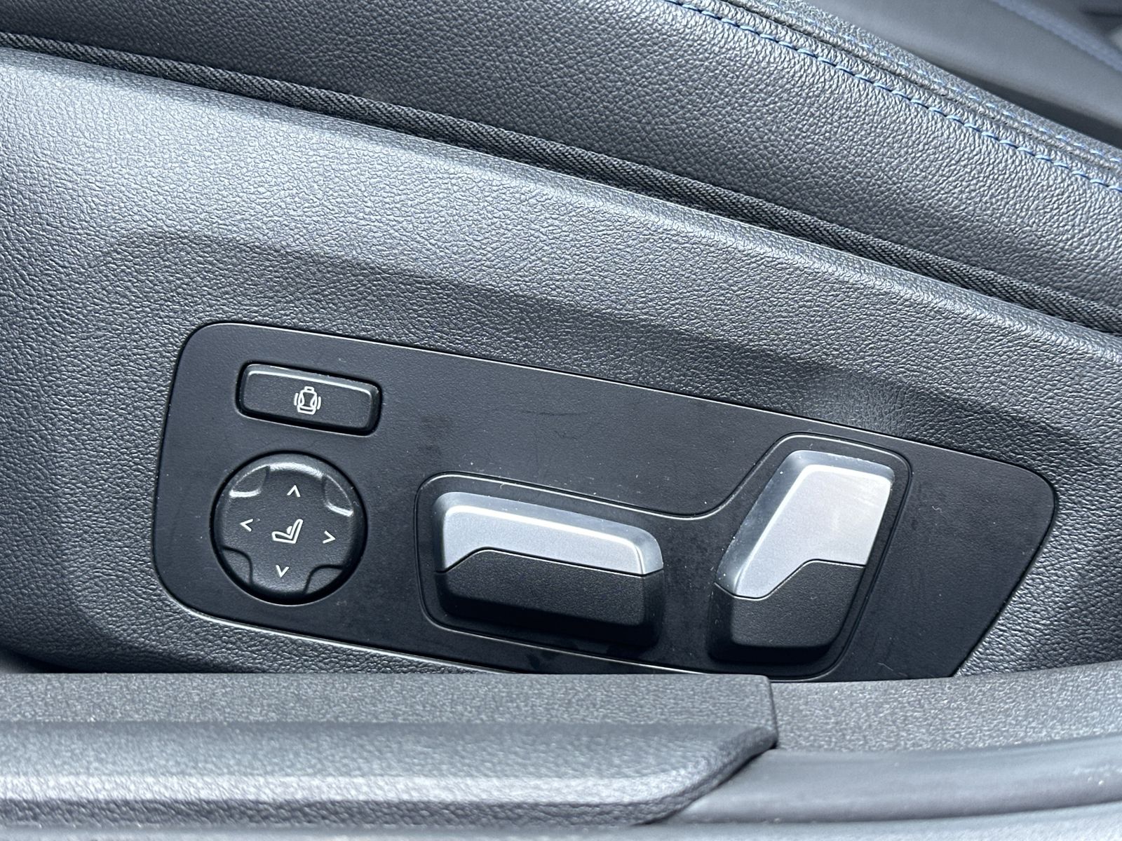 Fahrzeugabbildung BMW 330 e Touring xDrive M-Sport NAV+LASER+360°+HUD