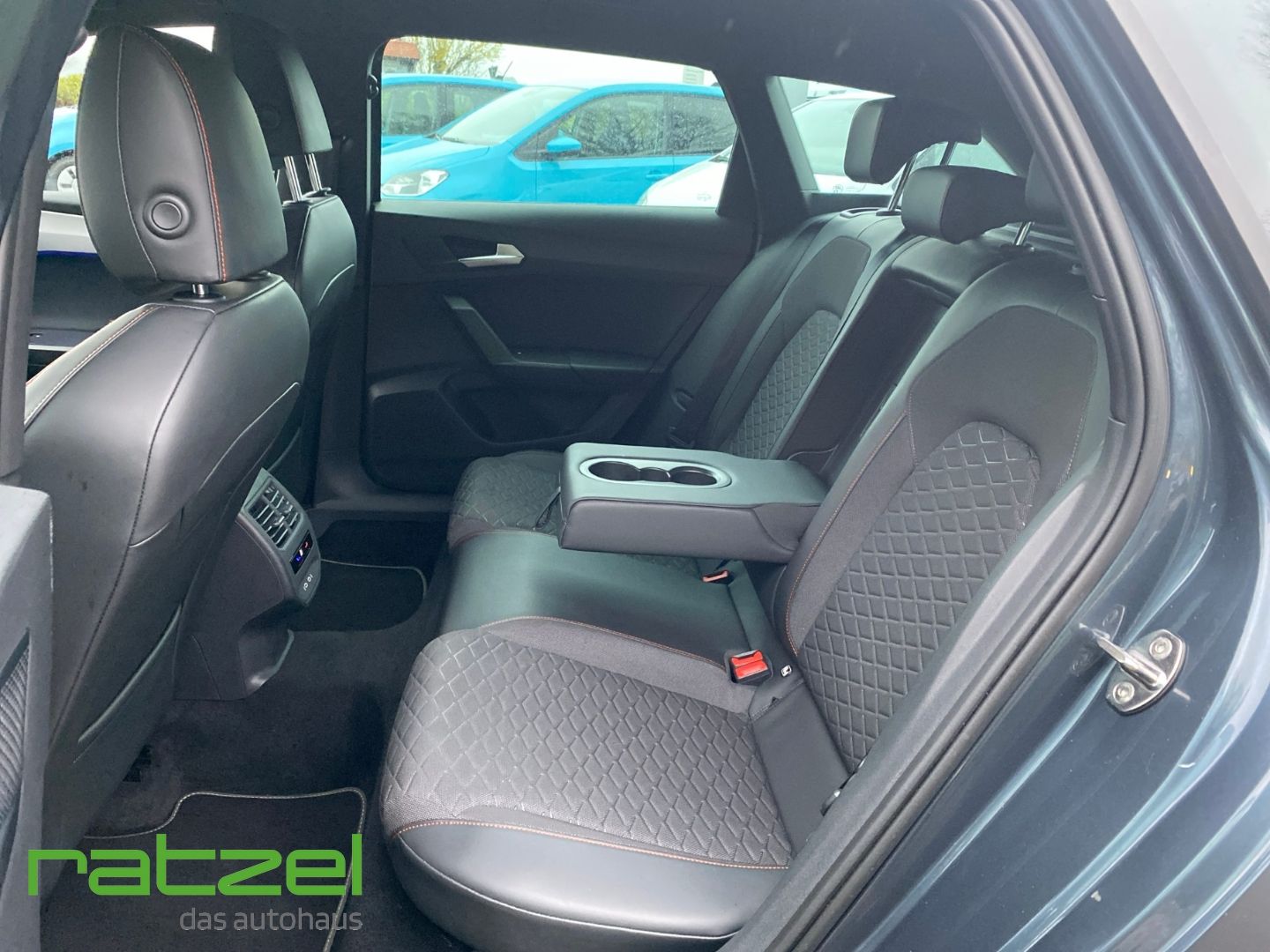 Fahrzeugabbildung SEAT Leon 1.5 eTSI Sportstourer FR Automatik Navi Dig