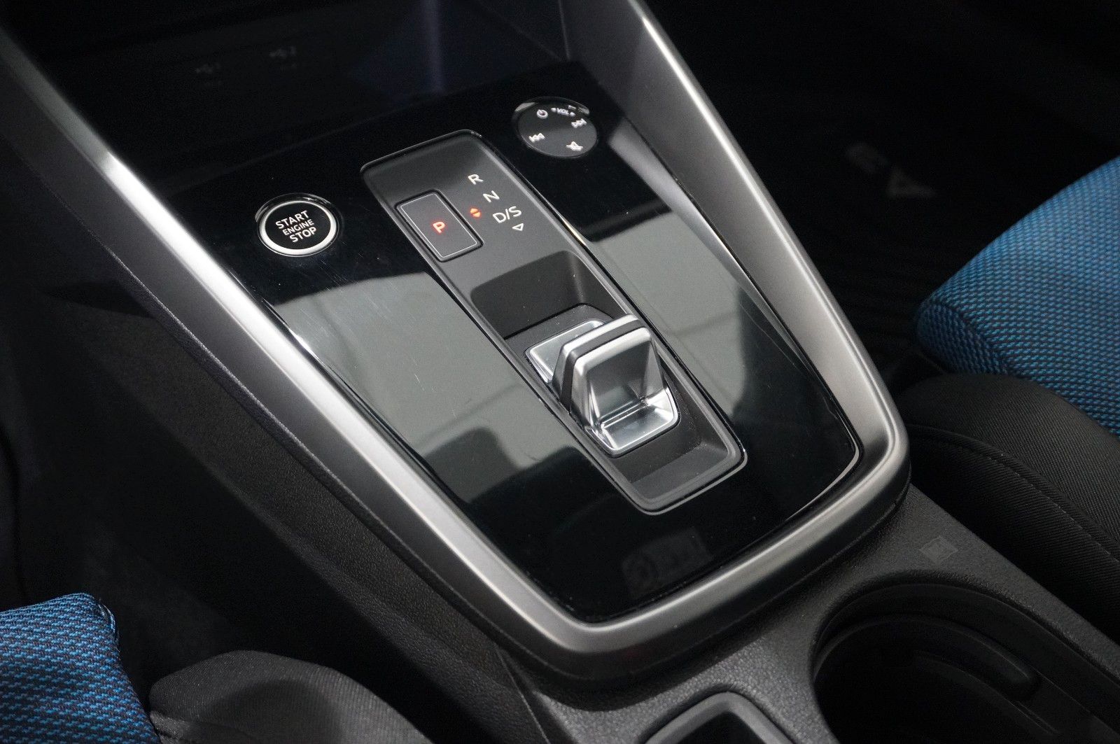 Fahrzeugabbildung Audi A3 Sportback 35 TFSI S-TRONIC NAVI/LED/SPORT/ACC