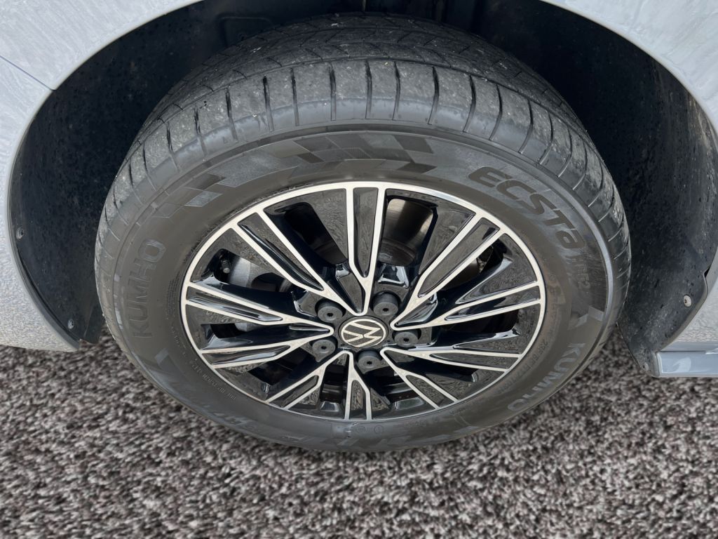 Fahrzeugabbildung Volkswagen Multivan 2,0 TDI LÜ Life iQ.Light Multitisch