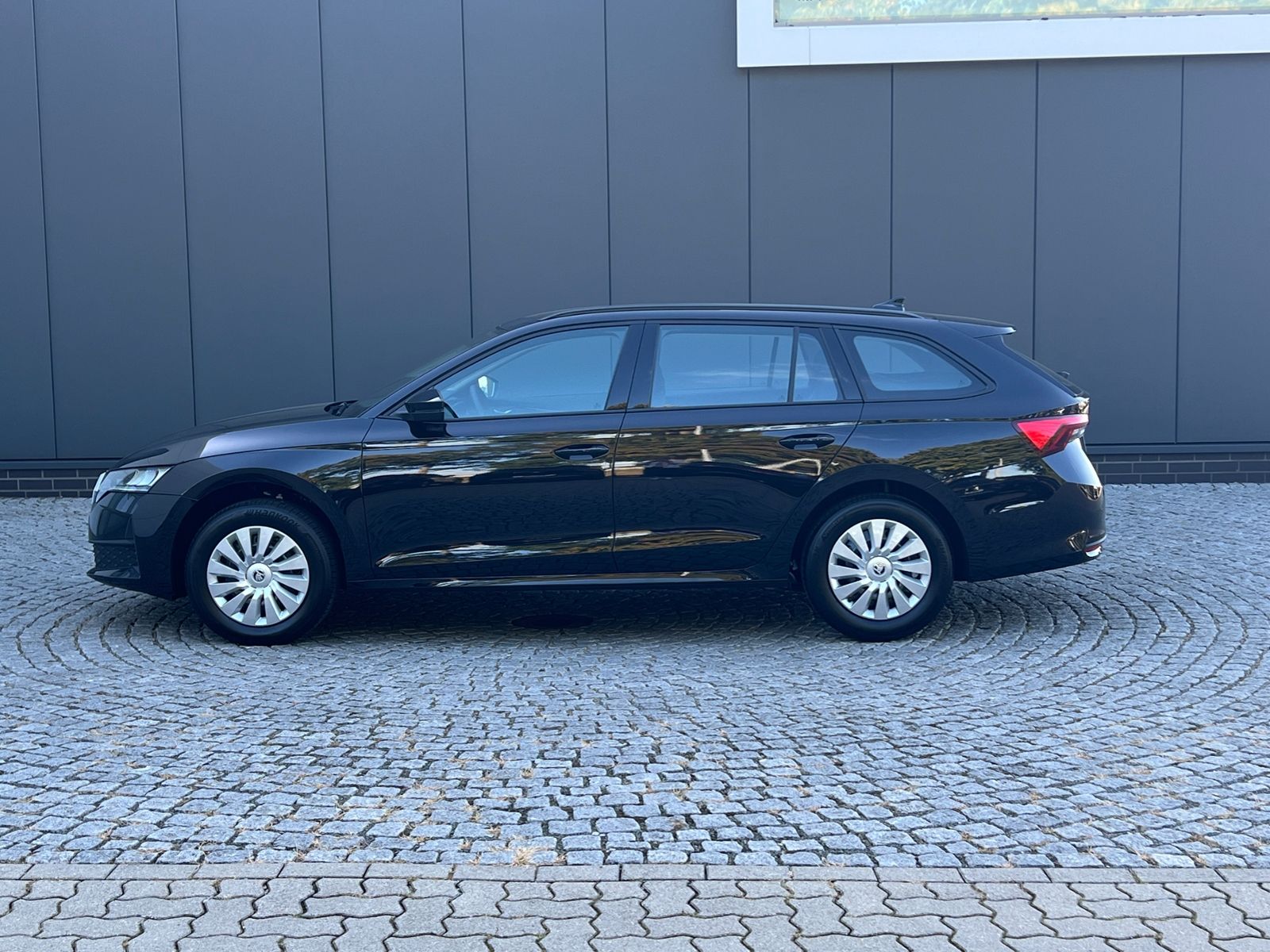 Fahrzeugabbildung SKODA Octavia Combi Essence 2.0 TDI *AHK, LED, SmartLi