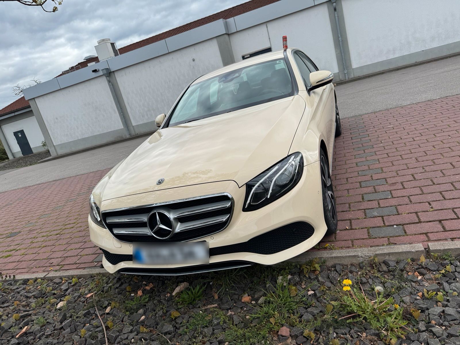 MERCEDES-BENZ E 220
