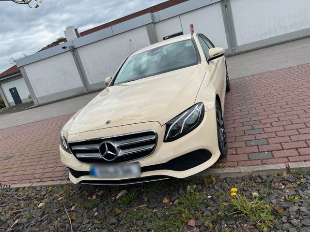 MERCEDES-BENZ E 220