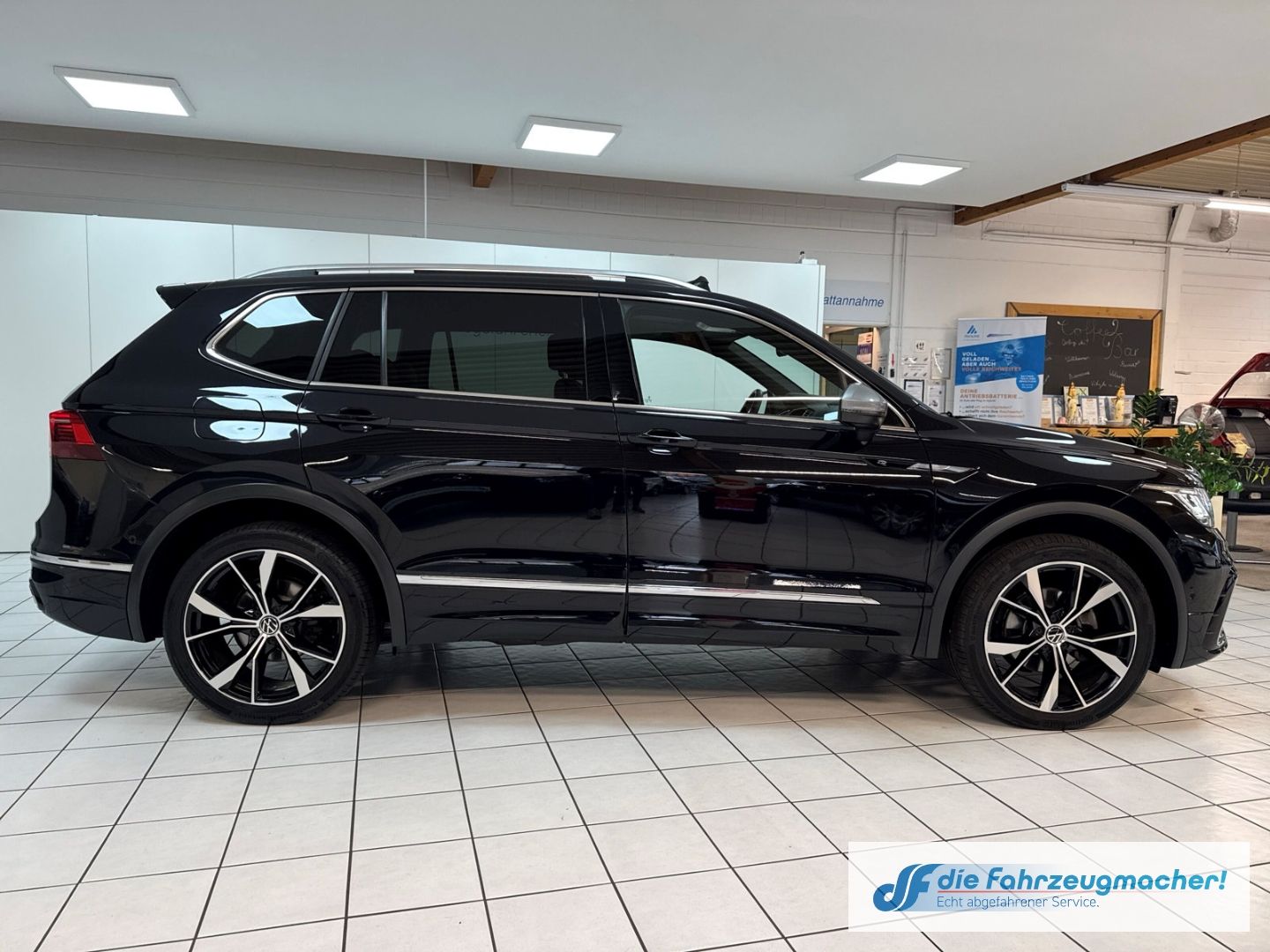 Fahrzeugabbildung Volkswagen Tiguan Allspace R-Line 4Motion Sportpaket HUD AD