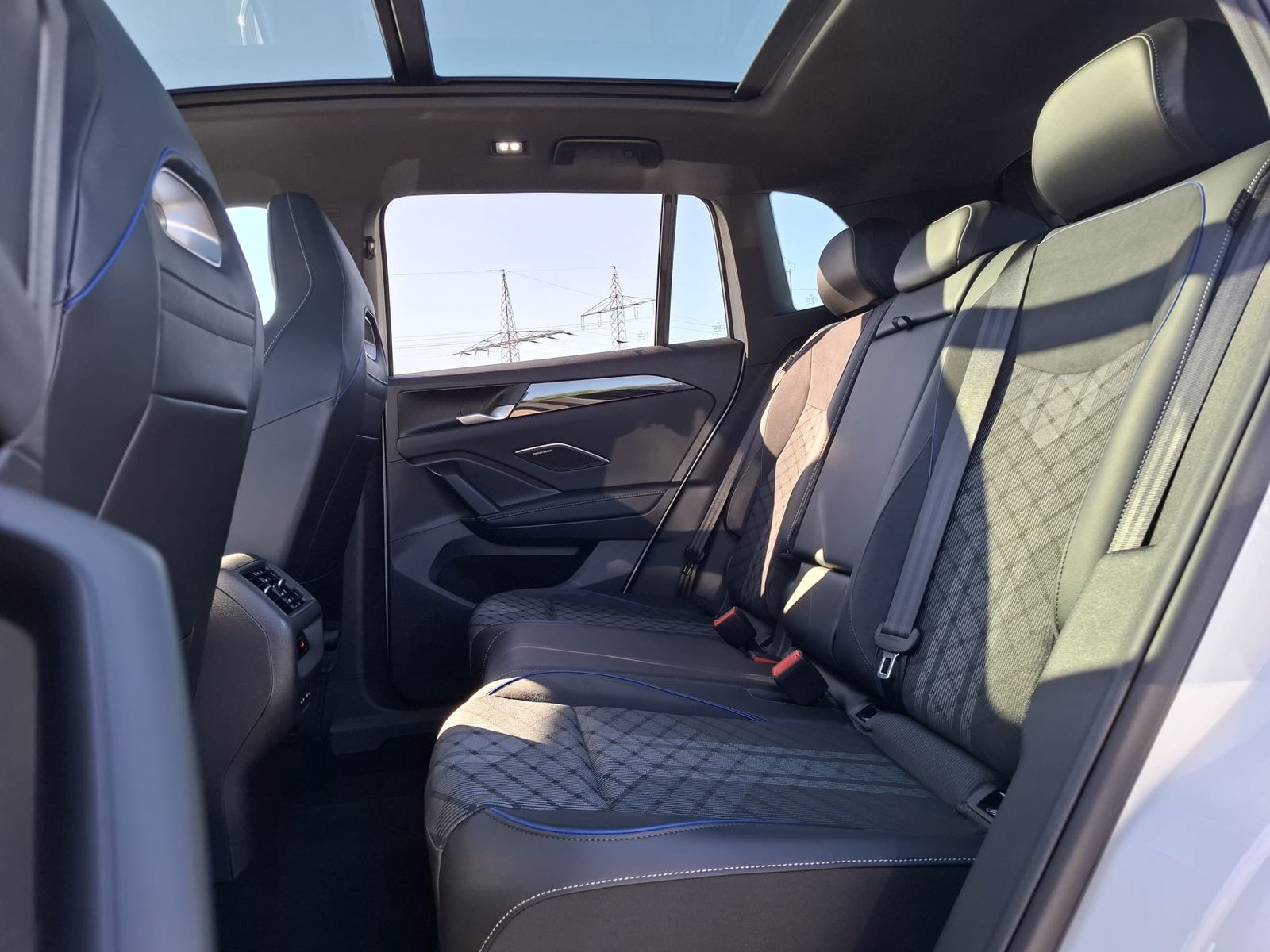Fahrzeugabbildung Volkswagen Tiguan 2.0 TDI 4M R-Line BLACK*PAN*HK*AHK*MATRIX