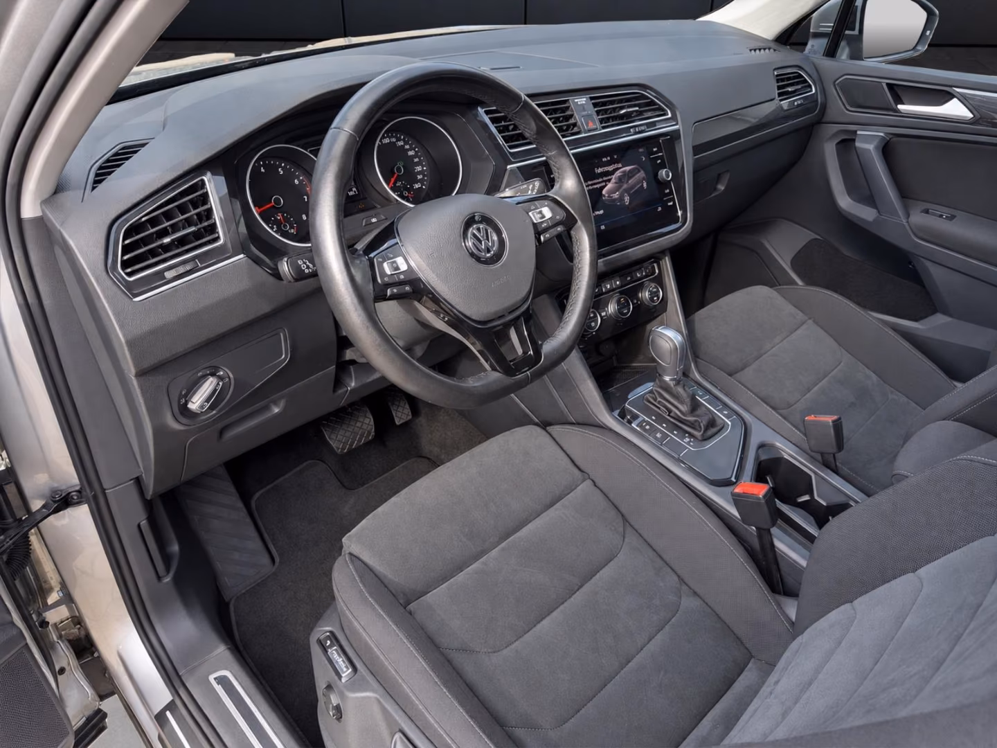 Volkswagen Tiguan Comfortline NAVI DSG ACC PDC SHZ LED