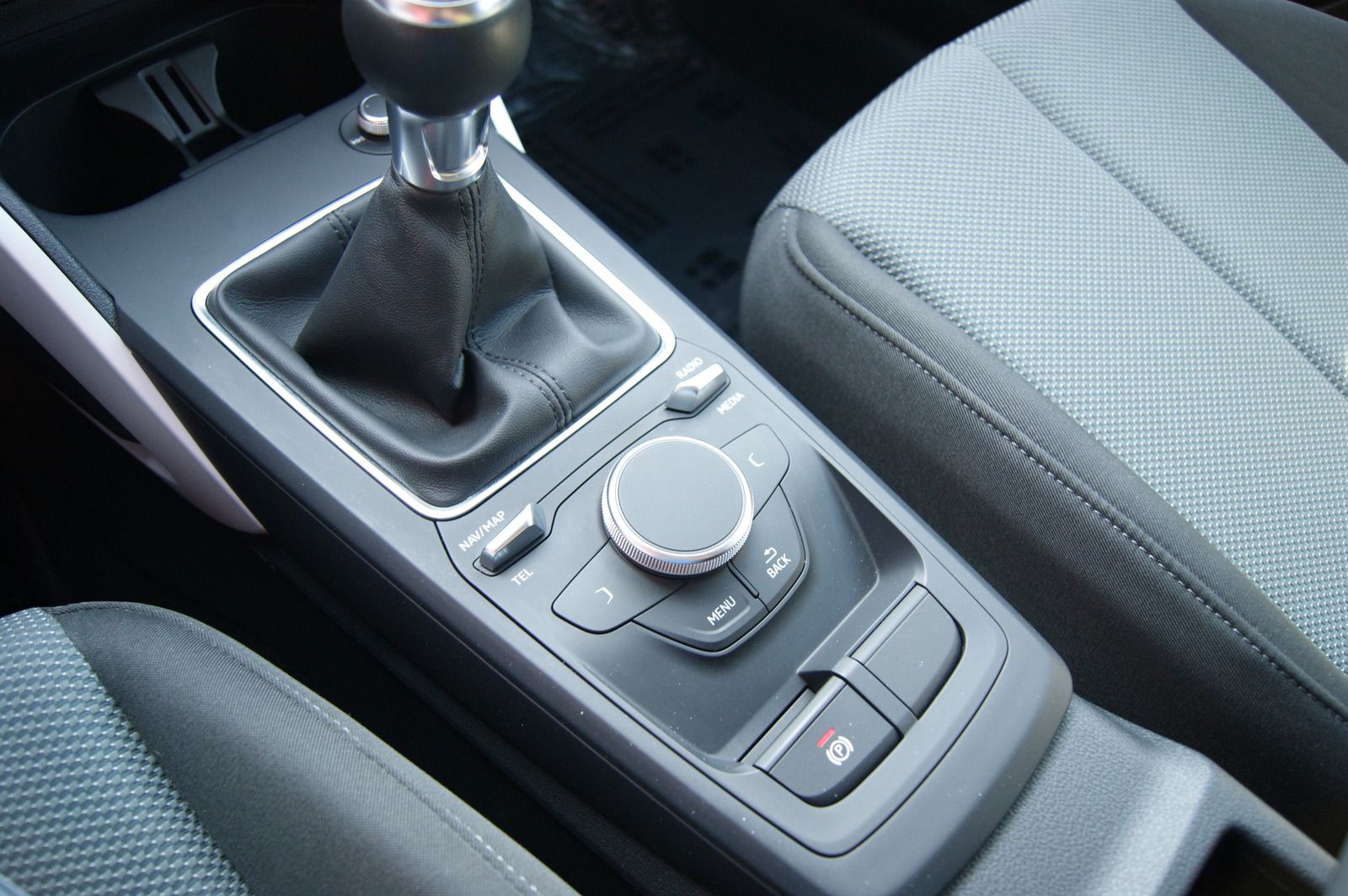 Fahrzeugabbildung Audi Q2 35 TDI design S-LINE AUDI-SOUND LED ANHZV PDC