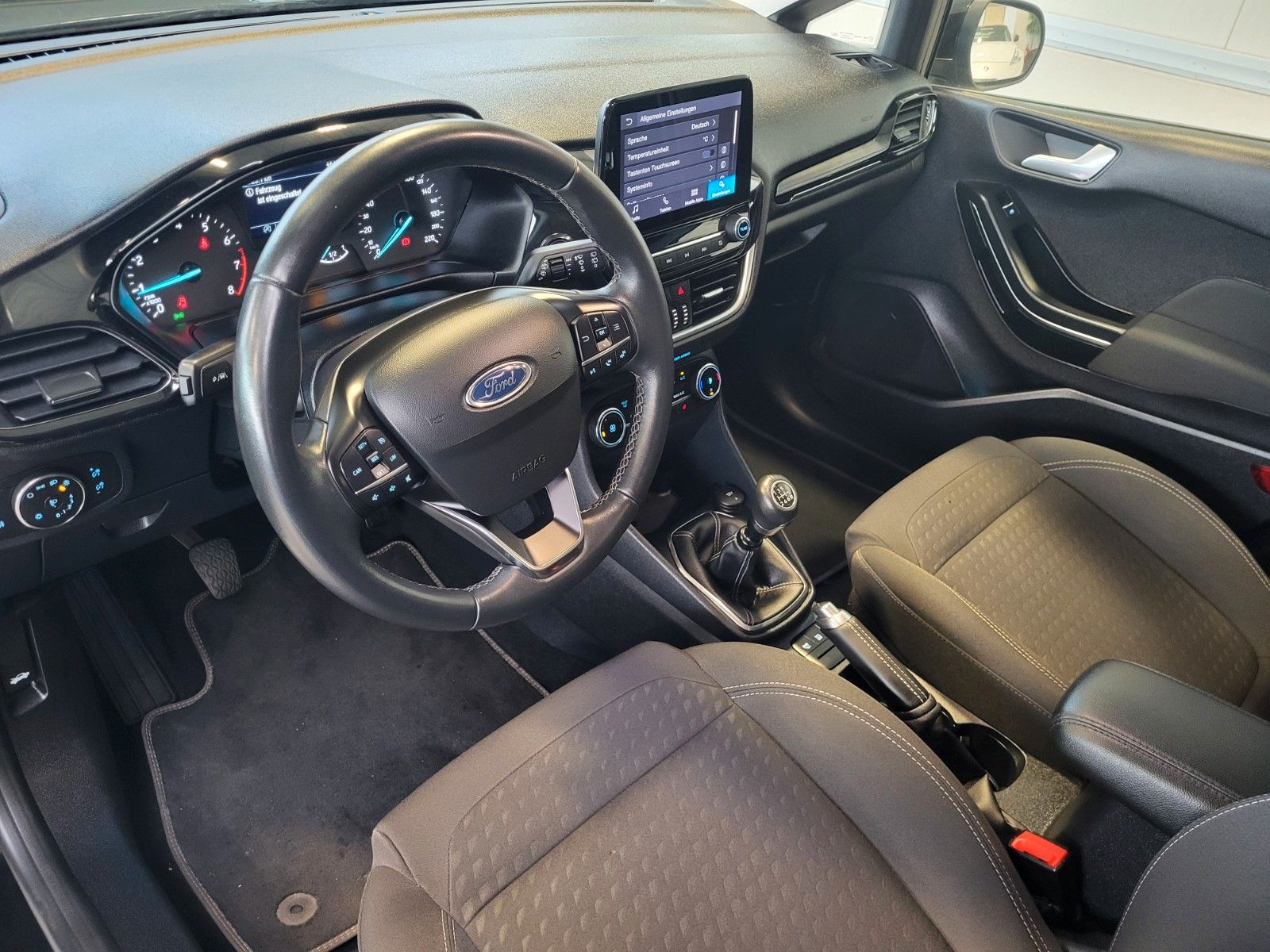 Fahrzeugabbildung Ford Fiesta Titanium/Winterpaket/LED/Sportsitze/PDC