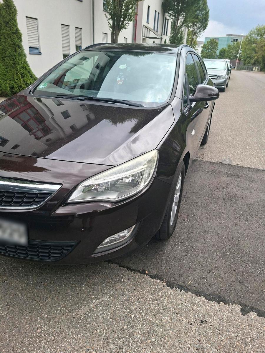 Opel Astra 2012 — rear view