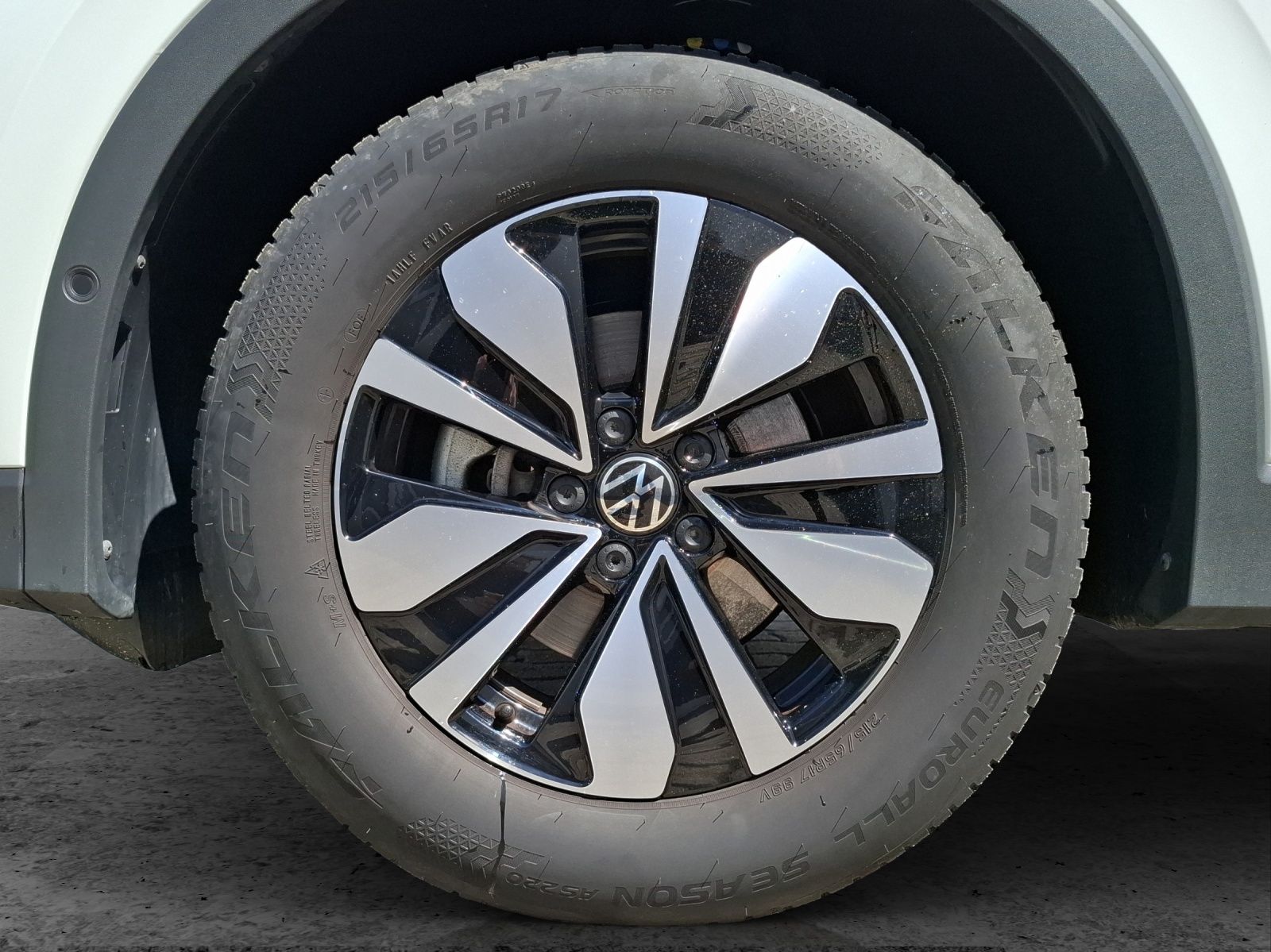 Fahrzeugabbildung Volkswagen Tiguan eTSI Life DSG LED AHK Navi AID ACC RFK SH