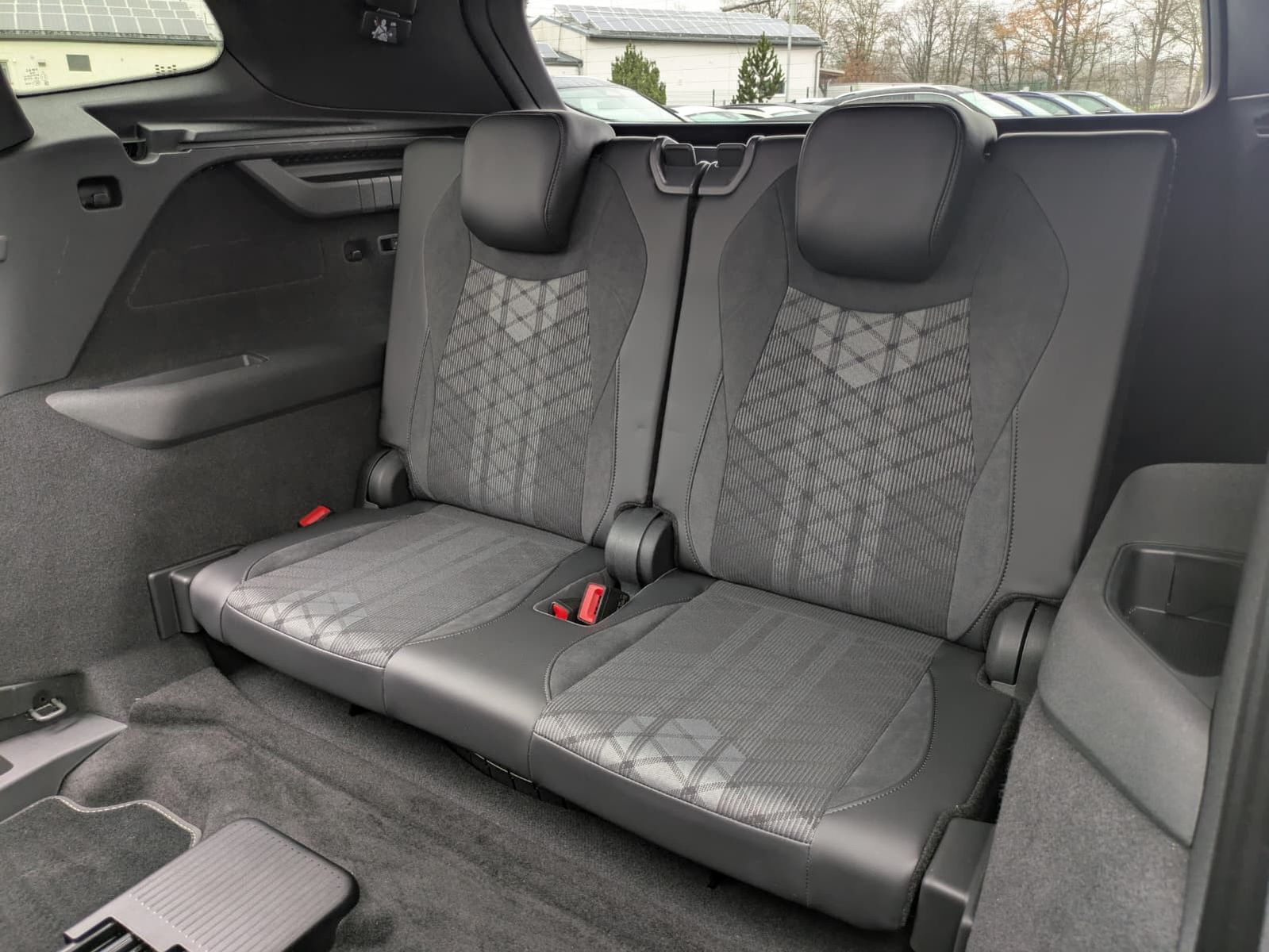 Fahrzeugabbildung Volkswagen Tayron 2.0 TDI 4M R-Line BLACK*7Si*MATRIX*PANO