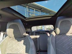 Fahrzeugabbildung Peugeot 2008 GT Pure Tec 130 EAT8, Schiebedach, Navi
