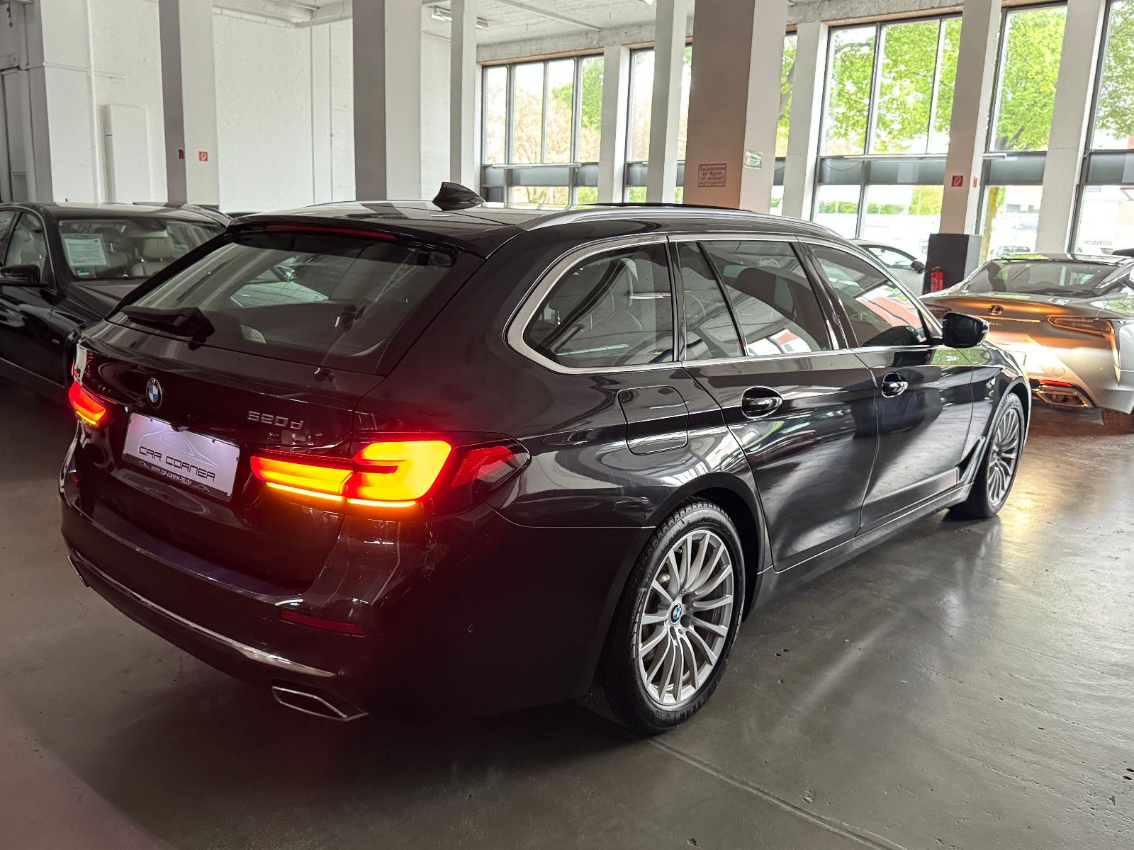 Fahrzeugabbildung BMW 520 d T LUXURY LINE HUD PANORAMA LASER VOLL