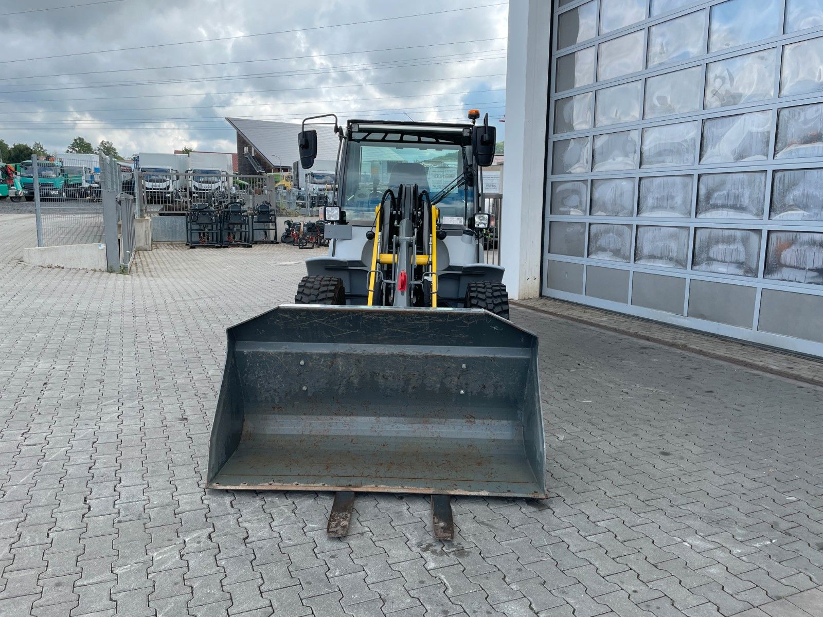 Fahrzeugabbildung Kramer 8085 / 175h / Schneeschild / Steuer / Kehrbesen