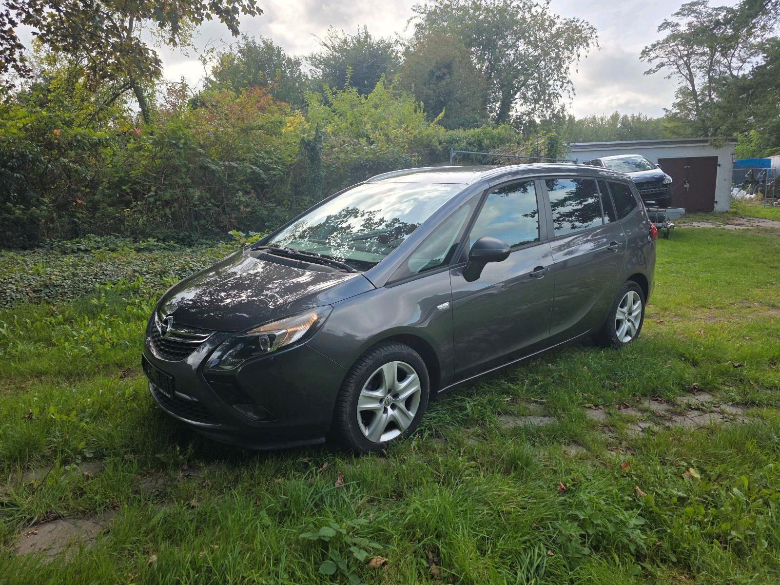 Opel Zafira 2012 — rear view