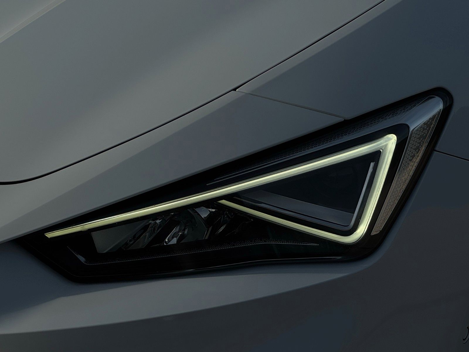 Fahrzeugabbildung SEAT Leon 1.5 TSI FR ACC LED VC SHZ LHZ Kam Ambiente