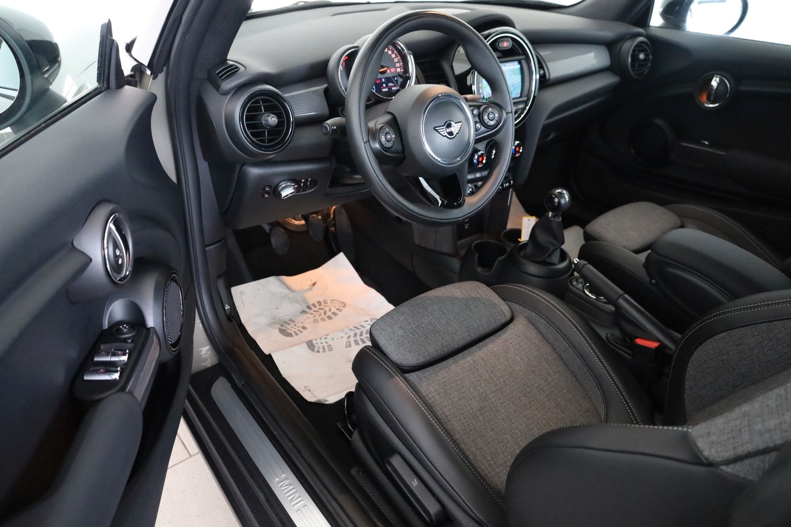 Fahrzeugabbildung MINI COOPER Cabrio Pepper, T.Leder,Navi,PDC vo+hi,LED