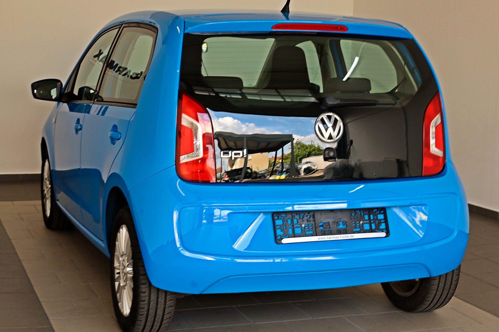 Fahrzeugabbildung Volkswagen up! high up! Klima, 8-fach bereift