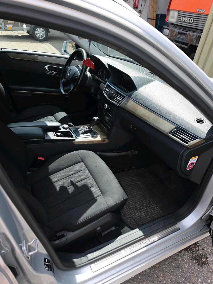 Mercedes-Benz E220 2010 — photo 8