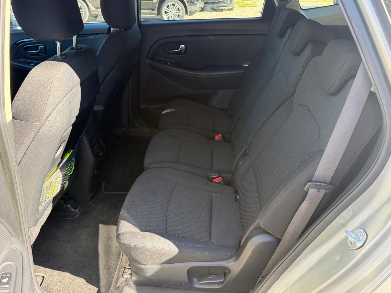 Kia Carens 2015 — photo 14