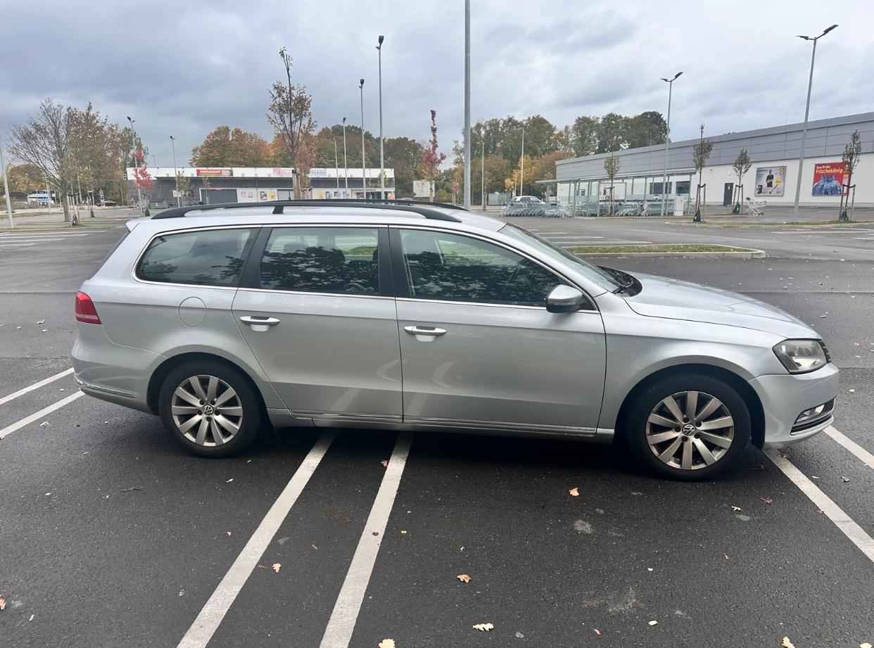 Volkswagen Passat 2011 — rear view