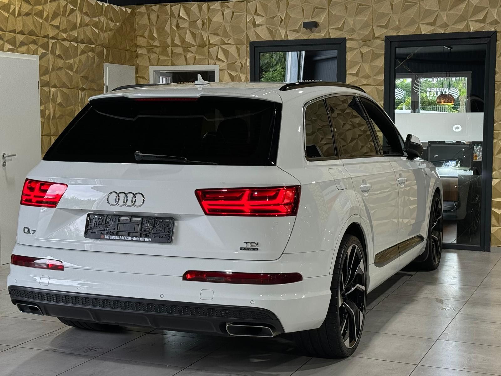 Fahrzeugabbildung Audi Q7 3.0 TDI quattro S-LINE/7-SITZER/23-ZOLL/LED/