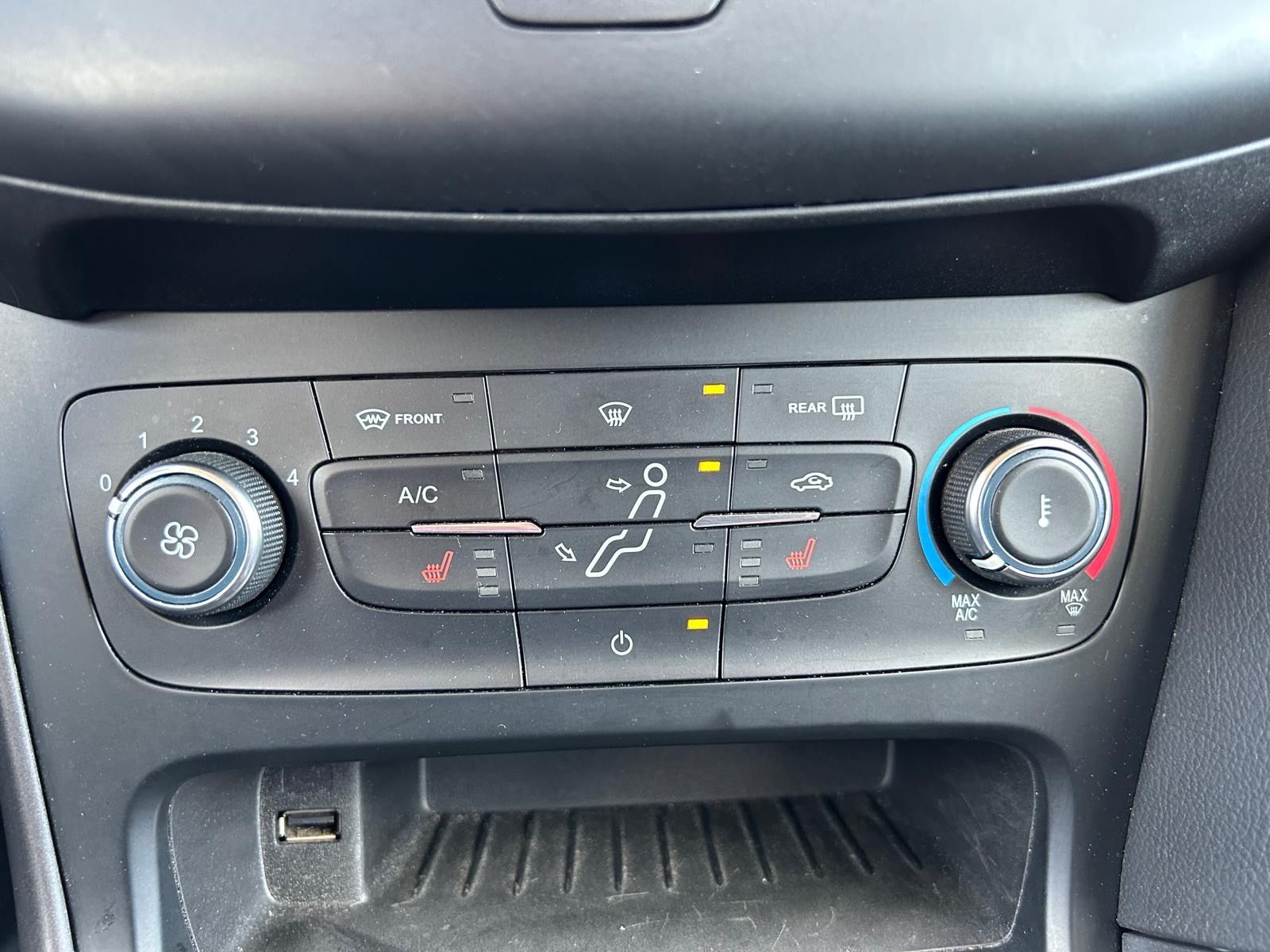 Fahrzeugabbildung Ford Focus Turnier Business°Navi°Winterpaket°AHK