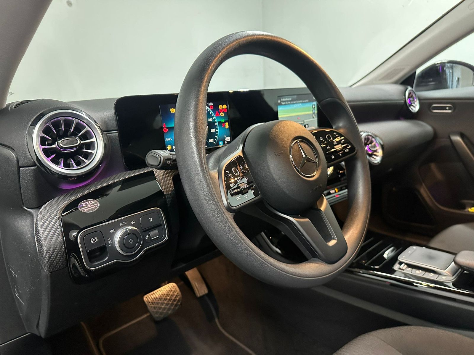 Fahrzeugabbildung Mercedes-Benz CLA 200 SB *KAMERA*AMBILIGHT*PANO*KEYLESS*LED