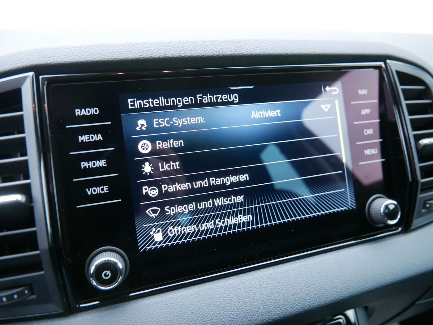 Fahrzeugabbildung SKODA Karoq 1.5 TSI Selection NEU40T DSG ACC SHZ+LHZ