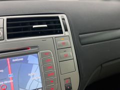 FORD Kuga Titanium / RENTNER/ NUR 53.tKM /AHK /AUTOM FORD Kuga Titanium / RENTNER/ NUR 53.tKM /AHK /AUTOM