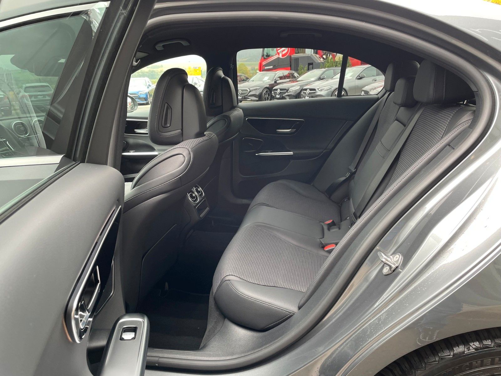 Fahrzeugabbildung Mercedes-Benz C 180 AVANTGARDE R-Kamera+AHK+TOTW+Ambiente