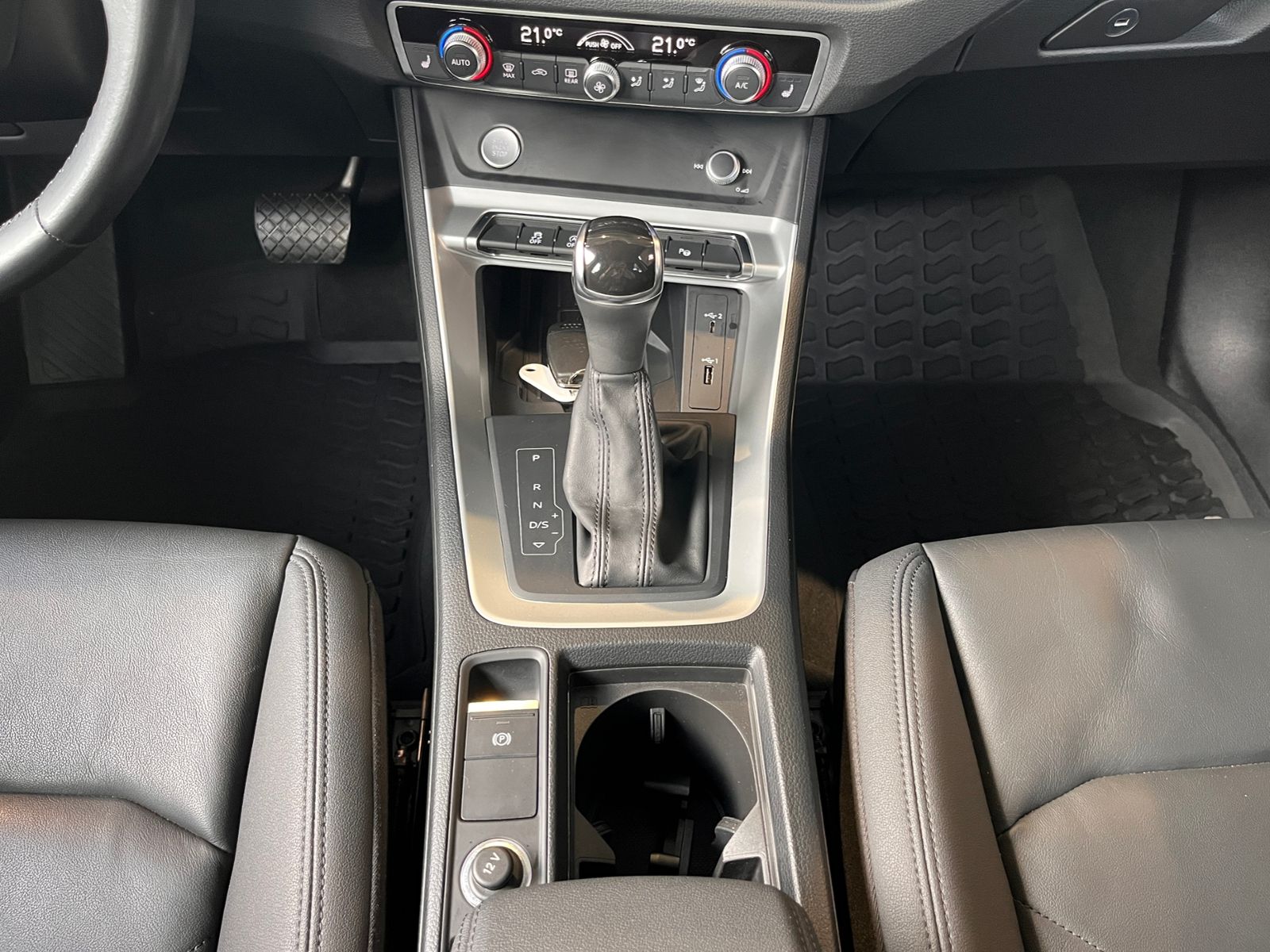 Fahrzeugabbildung Audi Q3 40 TFSI quattro advanced PANO AHK LED