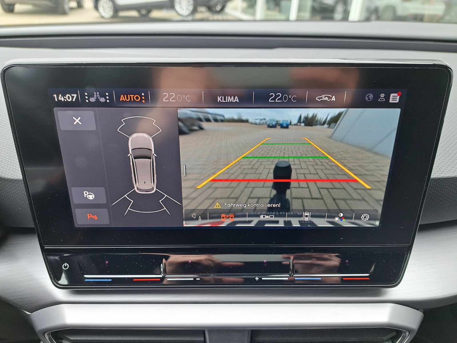 Fahrzeugabbildung SEAT Leon 1.5 eTSI FR DSG AHK LED KAMERA PARK-ASSIST