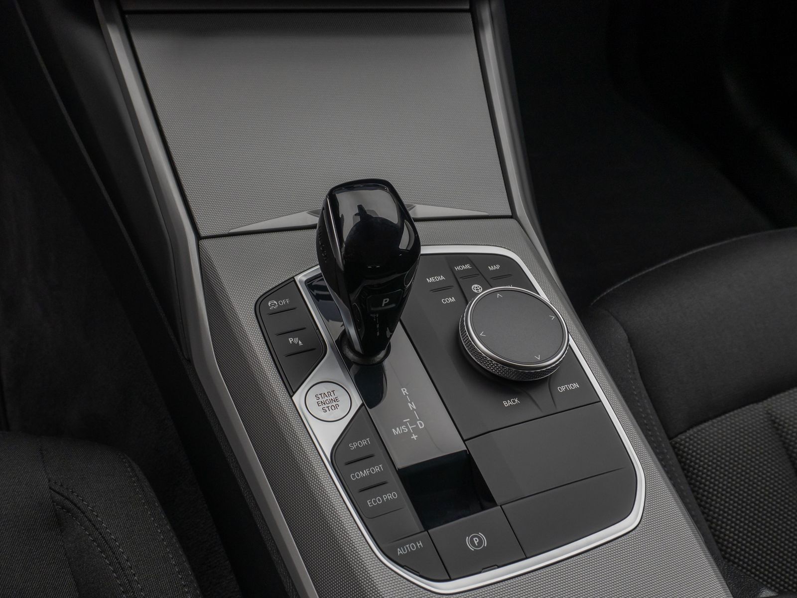Fahrzeugabbildung BMW 320d Alarm PDC Stop&GO DAB AHK HiFi Fernlich LED