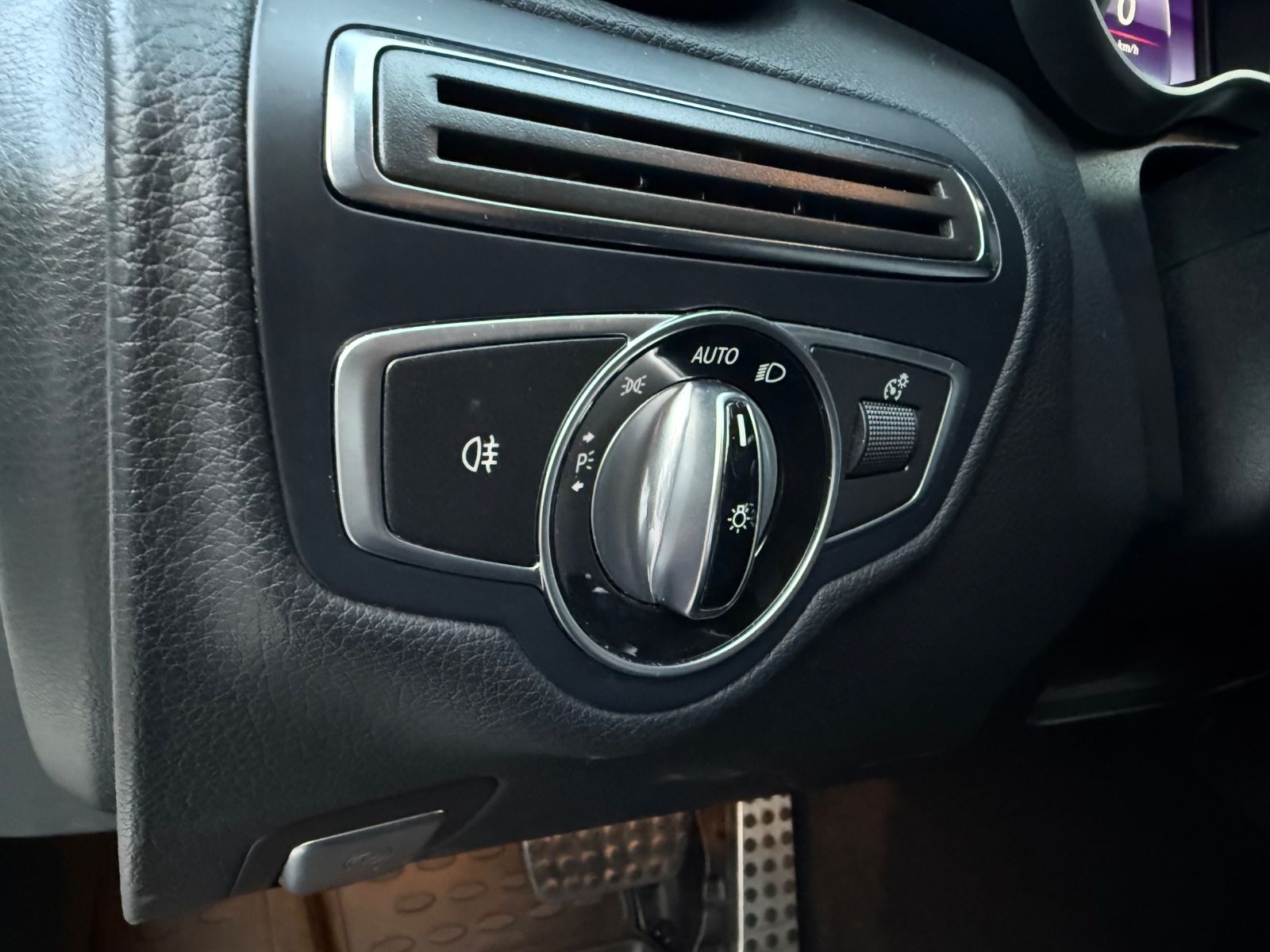 Fahrzeugabbildung Mercedes-Benz C 200 AMG Line Autom.Leder/R-Kamera/LED/Garantie