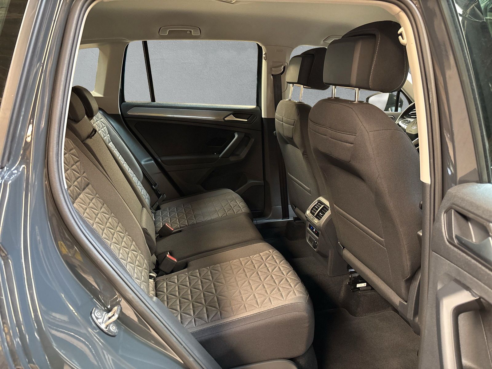 Fahrzeugabbildung Volkswagen Tiguan Life 2.0 TDI DSG AHK App-Connect RFK