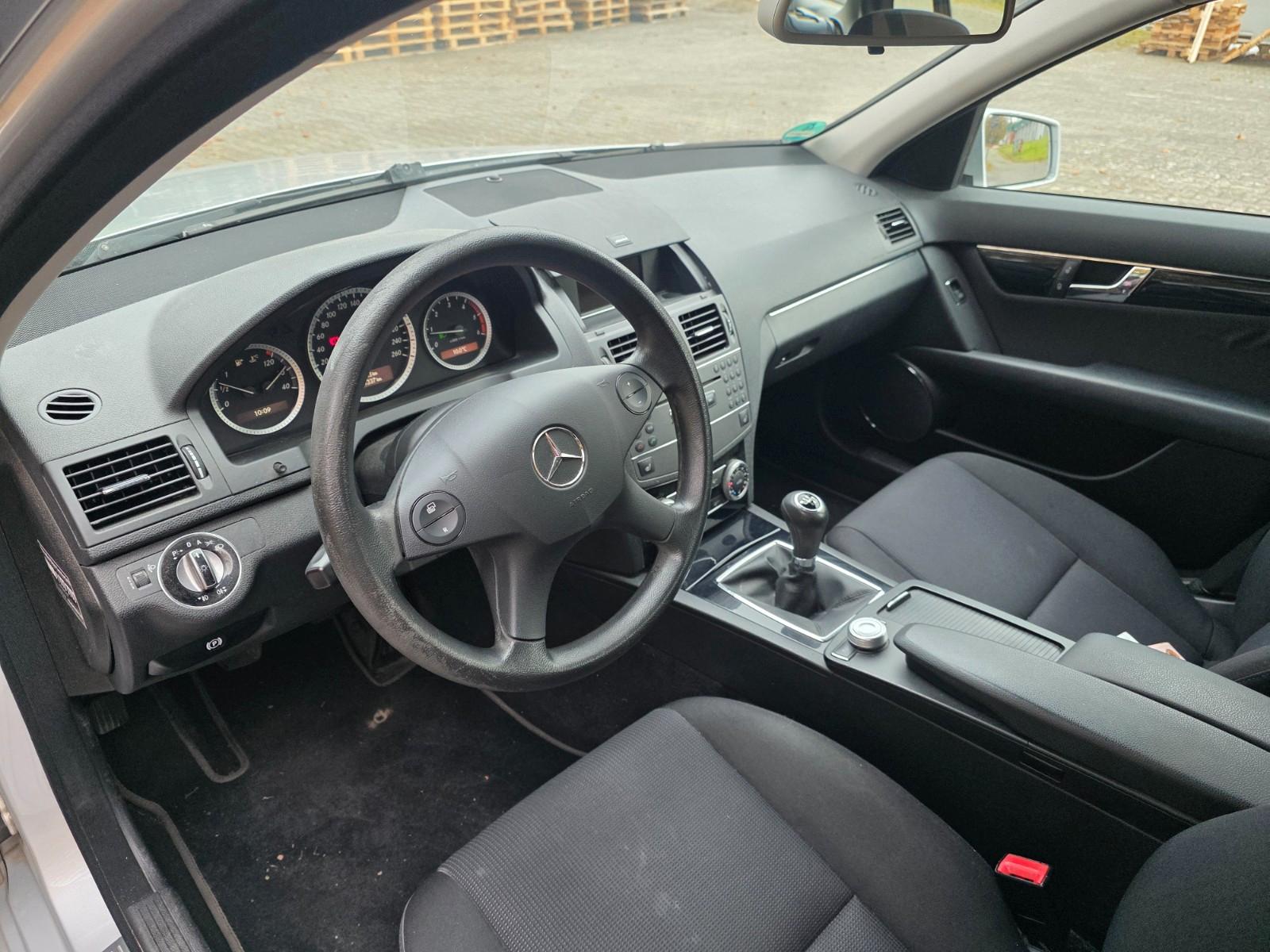 Mercedes-Benz C200 2010 — photo 7