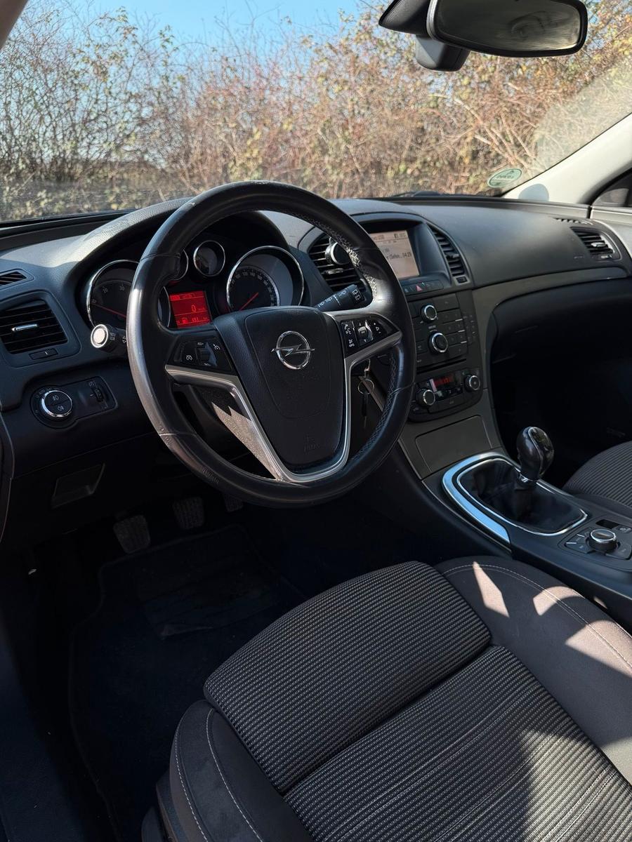 Opel Insignia 2012 — interior