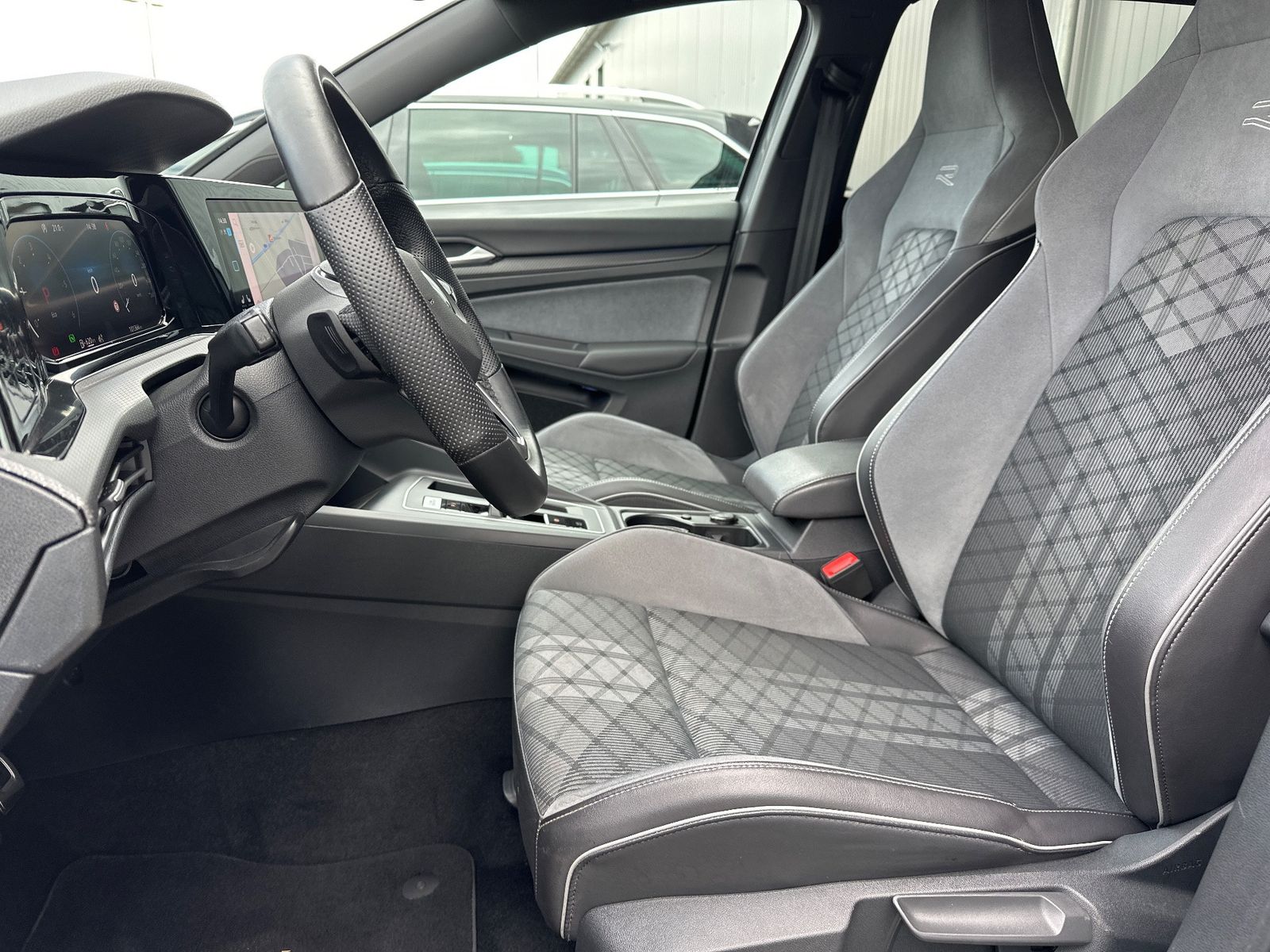 Fahrzeugabbildung Volkswagen Golf Variant 2.0 TDI DSG R-Line NAV+LED+AHK