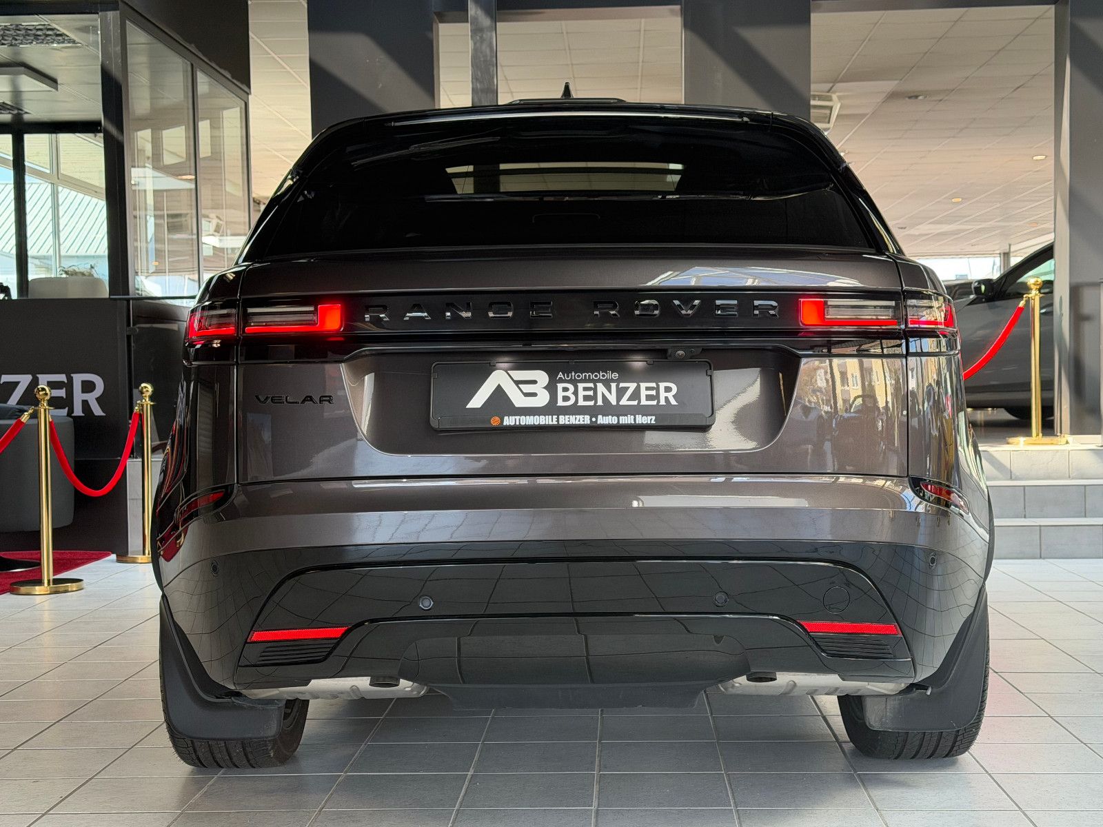 Fahrzeugabbildung Land Rover Range Rover Velar D300/R-DYNAMIC/MERIDIAN/PANO