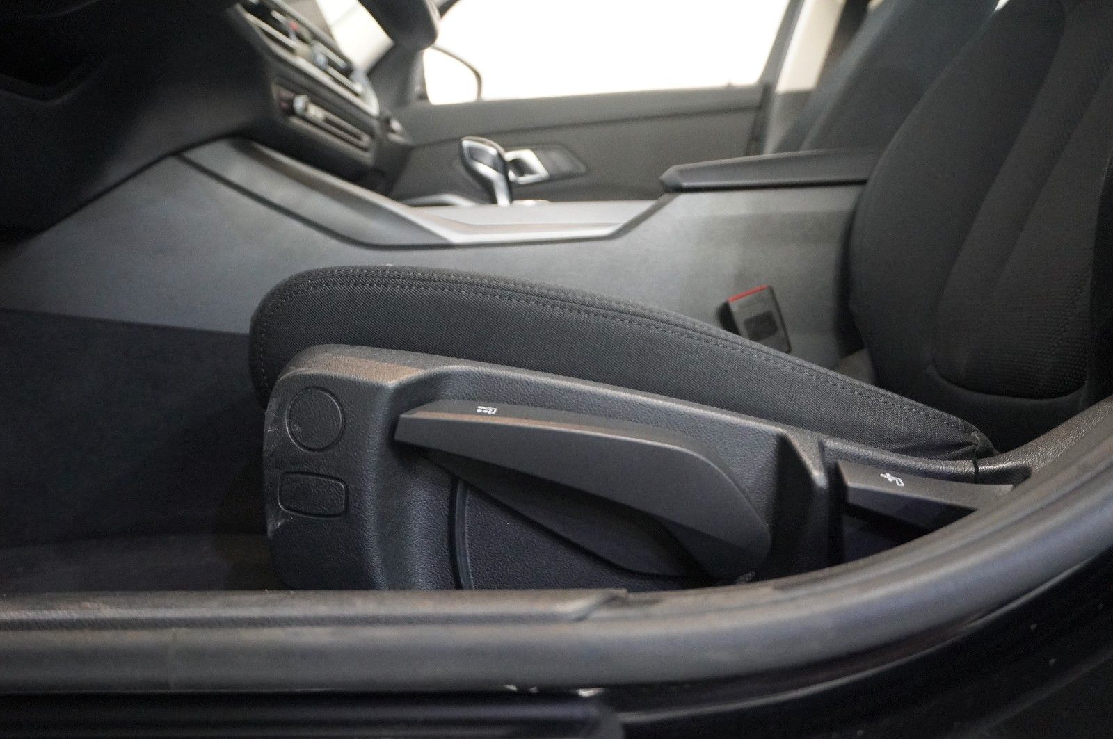 Fahrzeugabbildung BMW 318D TOURING ADVANTAGE NAVI/LED/VIRTUAL/SHZ/DAB+