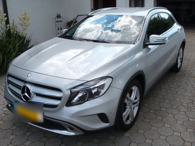 MERCEDES-BENZ Auto Mercedes Benz GLA 200 Benzin 28395 km...